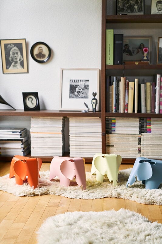 Vitra Eames Elephant, small, Eames Red Orange RE, decoration image