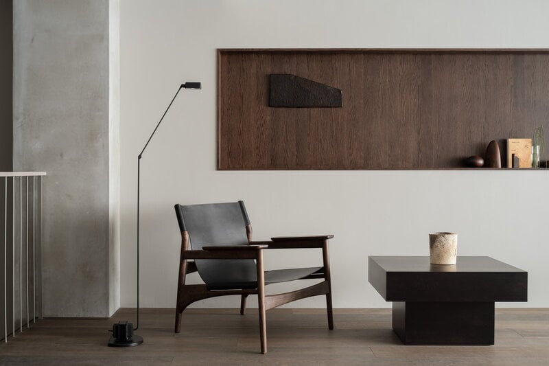 Karimoku Case N-LC02 Loungesessel, geräucherte Eiche - schwarzes Leder, dekorationsbild