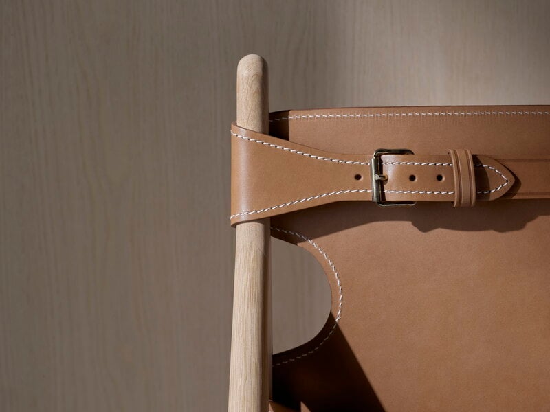 Fredericia The Hunting Chair, soaped oak- natural leather, decoration image