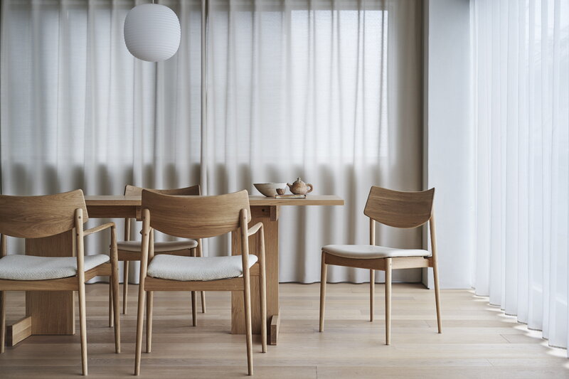 Karimoku Case A-DC02 dining armchair, chêne laqué - Hallingdal gris 65 0110, image décorative