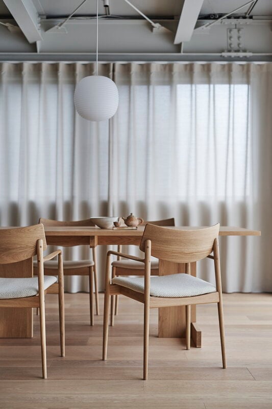 Karimoku Case A-DC02 dining armchair, chêne laqué - Hallingdal gris 65 0110, image décorative