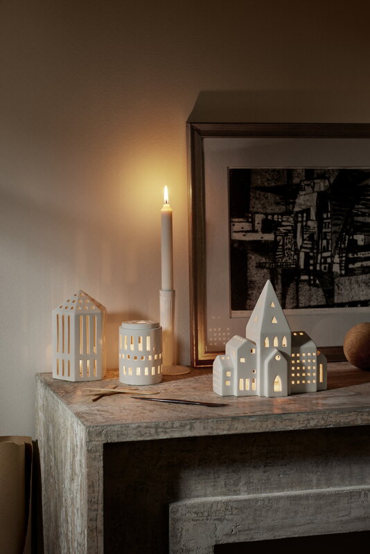 Kähler Urbania Gutshof - Casetta PortaLumino In Ceramica Bianca - Design Scandinavo Per Tealight - Ispirata All'Architettura Nordica, Regalo Di Natale E Compleanno