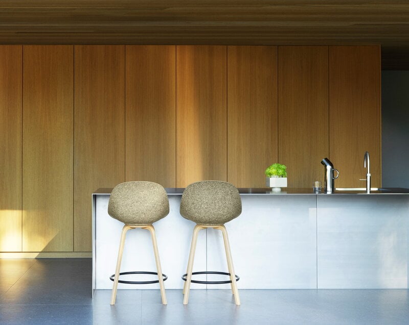 Normann Copenhagen Chaise de bar Mat, 65 cm, hêtre - acier crème - algue, image décorative
