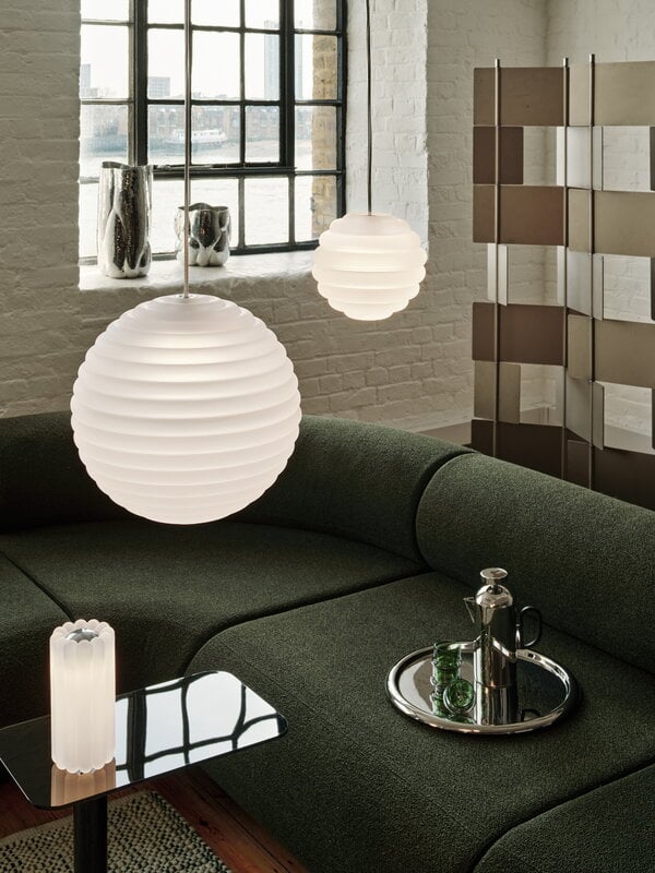 Tom Dixon Press Sphere Mini LED Pendelleuchte, 2700K, mattiert, dekorationsbild
