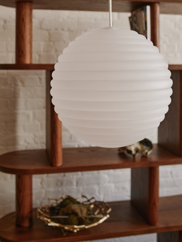 Tom Dixon Press Sphere Mini LED Pendelleuchte, 2700K, mattiert, dekorationsbild