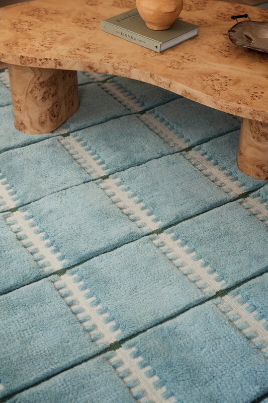 LAYERED Lilly Wollteppich, blau, dekorationsbild