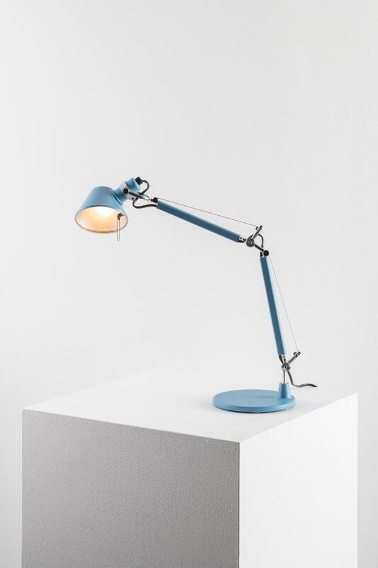 Artemide Tolomeo Micro bordslampa, ljusblå, dekorationsbild