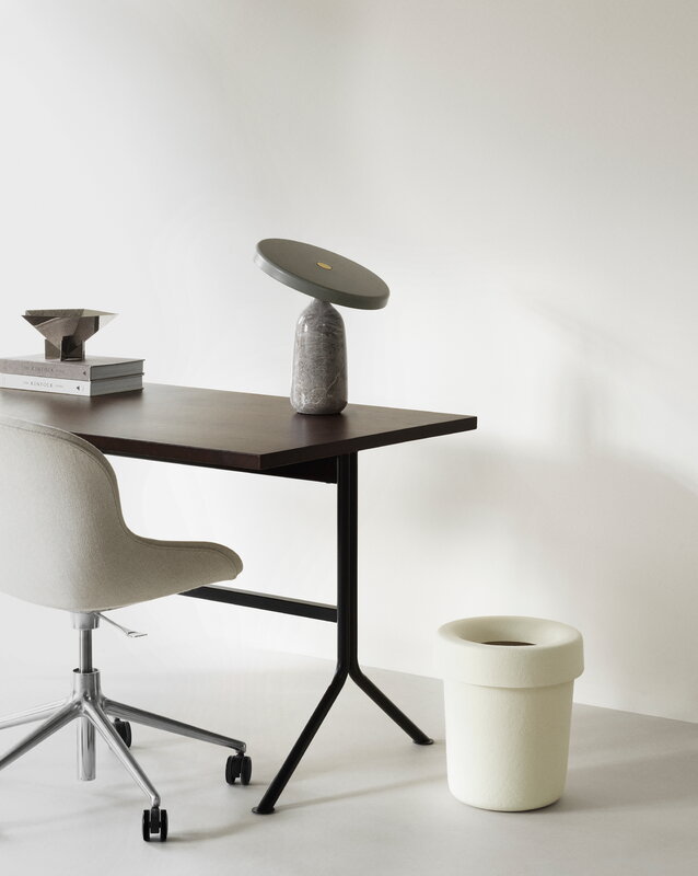 Normann Copenhagen Hide roskakori, kerma, sisustuskuva