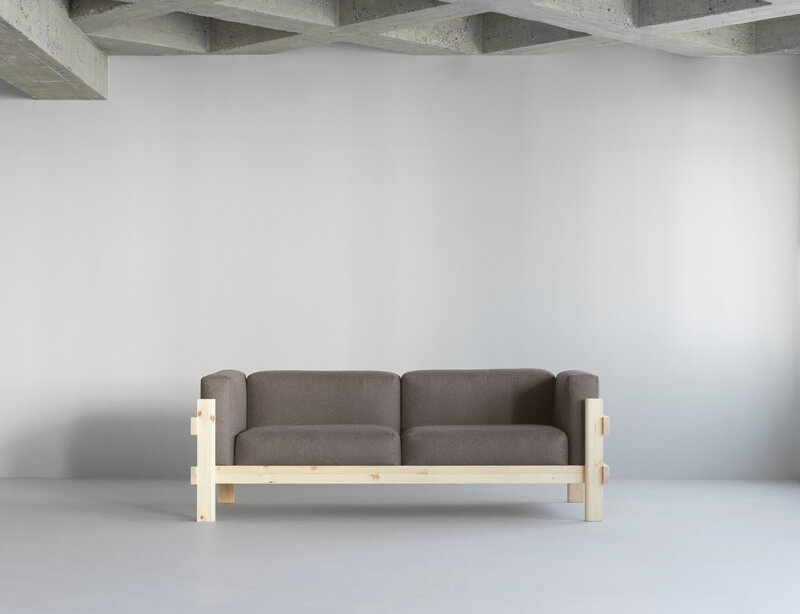 Normann Copenhagen Kube Sofa, 3-Sitzer, dunkelbraun - Remix 133 grau, dekorationsbild