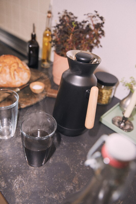 Rosendahl DayBreak thermos jug,, 1,0 L, black, decoration image