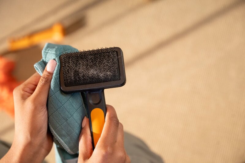 Fiskars Fiskars slicker brush for pets, decoration image