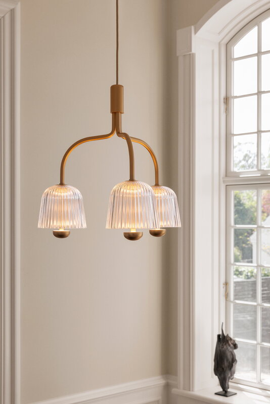 Nuura Lampada a sospensione Asteea 3, ottone satinato - vetro ondulato, immagine decorativa Nuura Lampada a sospensione Asteea 3, ottone satinato - vetro ondulato, immagine decorativa