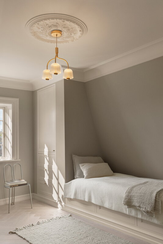 Nuura Lampada a sospensione Asteea 3, ottone satinato - vetro ondulato, immagine decorativa Nuura Lampada a sospensione Asteea 3, ottone satinato - vetro ondulato, immagine decorativa