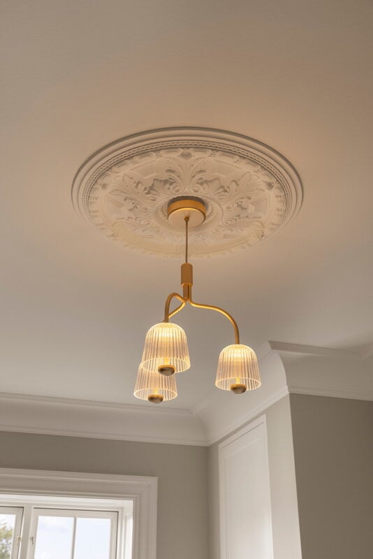 Nuura Lampada a sospensione Asteea 3, ottone satinato - vetro ondulato, immagine decorativa Nuura Lampada a sospensione Asteea 3, ottone satinato - vetro ondulato, immagine decorativa