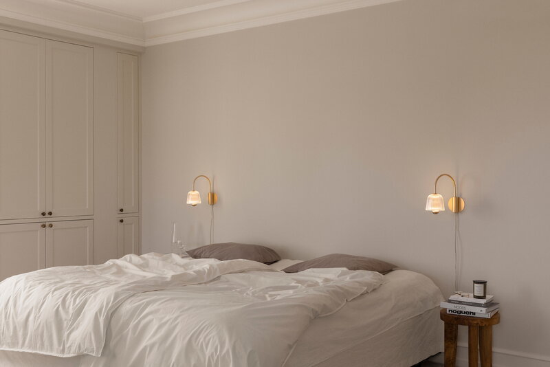 Nuura Asteea wall lamp, satin brass - ripple clear, decoration image