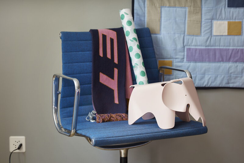Vitra Eames Elephant, small, pale rose RE, decoration image