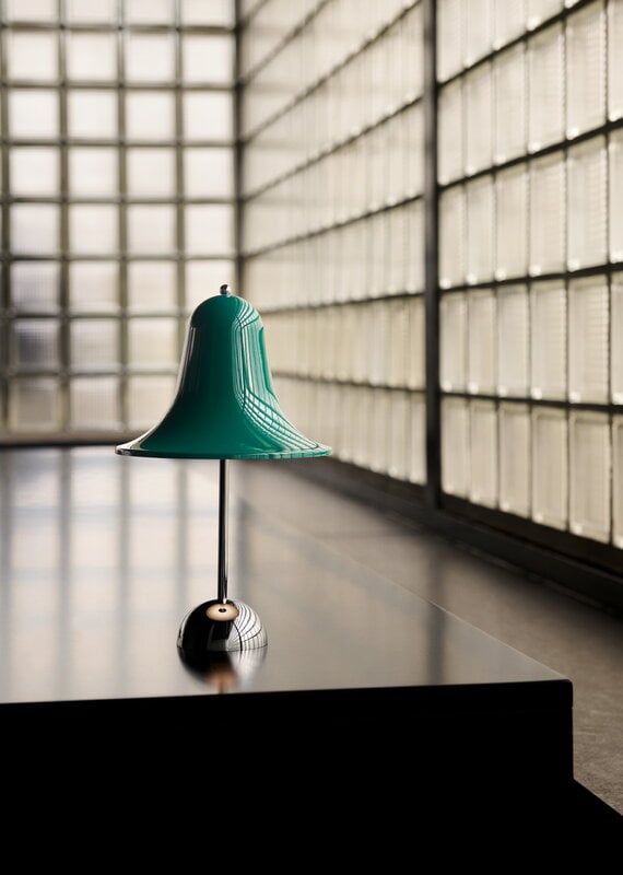 Verpan Pantop Portable ladattava pöytävalaisin, 18 cm, dark teal, sisustuskuva