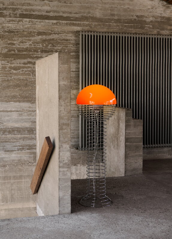 Verpan Wire floor lamp, chrome - orange, decoration image