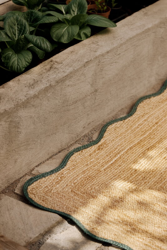LAYERED Scallop jute rug, 75 x 240 cm, dark green, decoration image