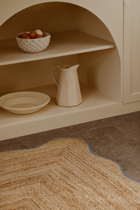 LAYERED Scallop Jute rug, misty blue, decoration image
