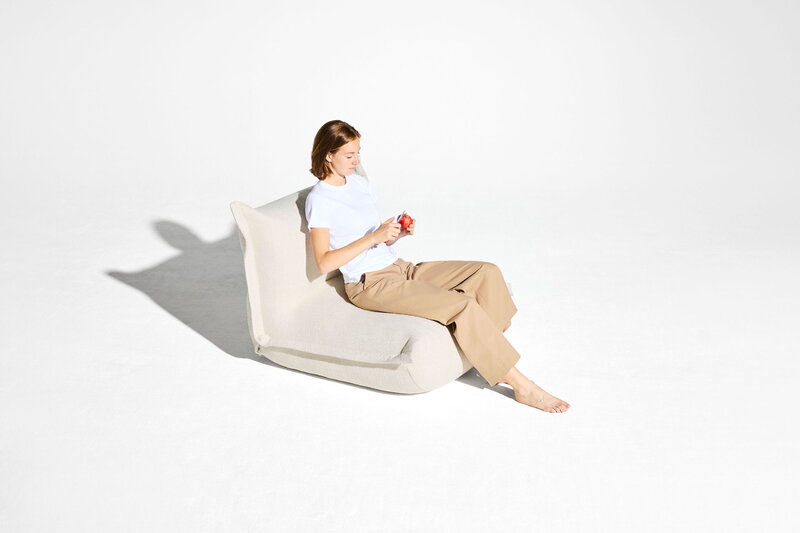 Fatboy The BonBaron Slim Loungesessel, recyceltes Bouclé Creme, dekorationsbild