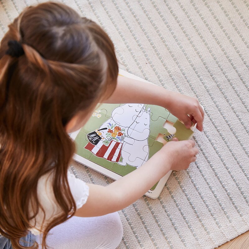 Barbo Toys Muumi puinen palapeli, hugs, sisustuskuva