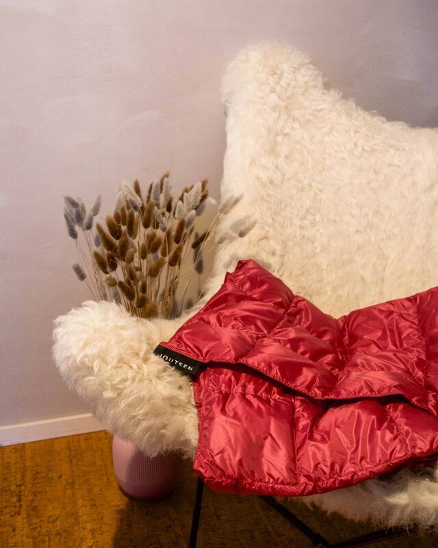 Joutsen Kulkuri down blanket, 130 x 190 cm, pomegranate, decoration image