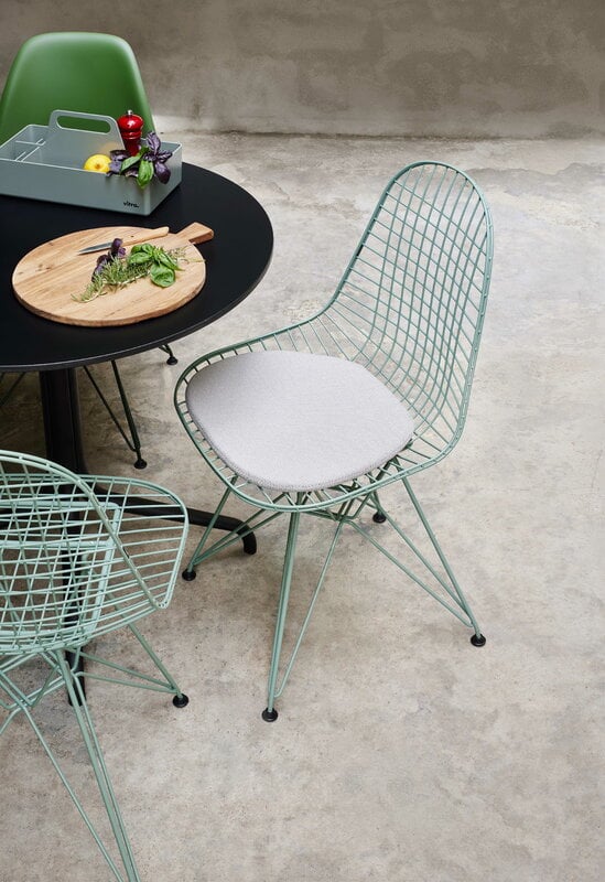 https://media.fds.fi/decor_image/800/6829424_Wire-Chair-DKR-EPC-Side-Chair-DSR-Soft-Seats-Outdoor-Belleville-Table-Toolbox-RE_masterrole.jpg