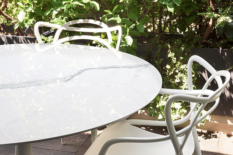 Kartell Multiplo tavolo rotondo, 118 cm, bianco - finitura in marmo bianco, immagine decorativa