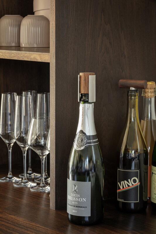 Eva Solo Liquid Lounge viinipullonsulkija, pähkinäpuu - teräs, näkymä 2