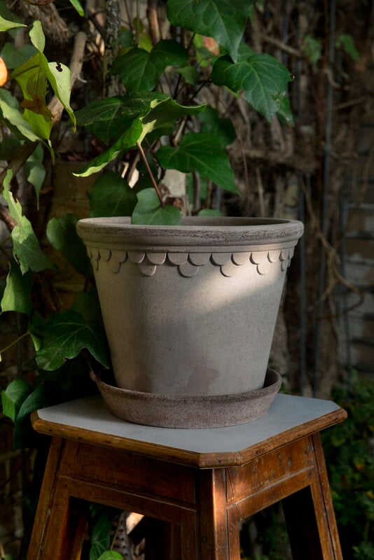 Bergs Potter Københavner Blumentopf mit Untersetzer, rohgrau, dekorationsbild