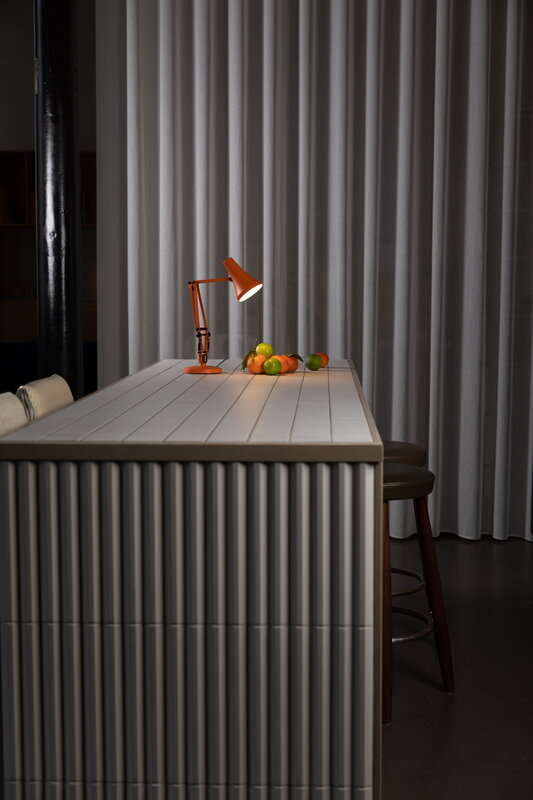 Anglepoise 90 Mini Mini lampe de bureau, orange brûlé par le soleil, image décorative
