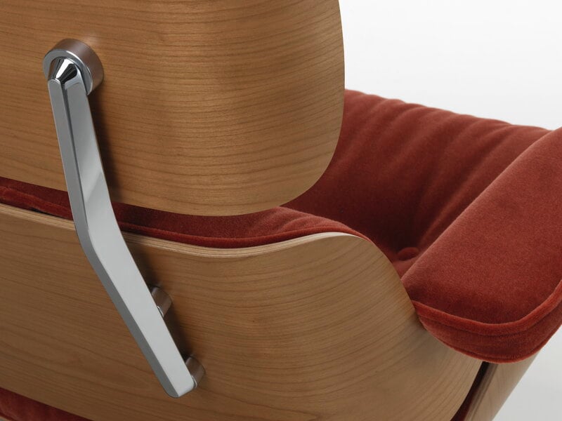 Vitra Eames Lounge Chair, new size, cherry - Calma brandy 07, decoration image