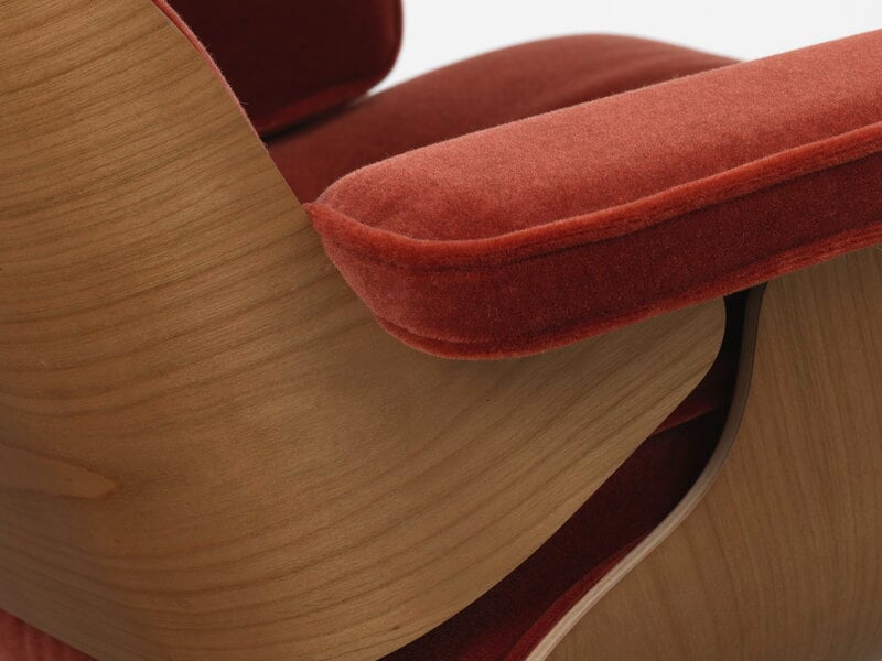 Vitra Eames Lounge Chair, new size, cherry - Calma brandy 07, decoration image