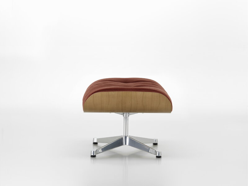 Vitra Eames Lounge Ottoman, cherry - Calma brandy 07, decoration image