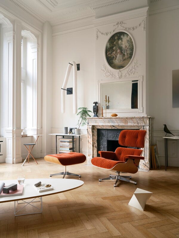 Vitra Eames Lounge Ottoman, cherry - Calma brandy 07, decoration image