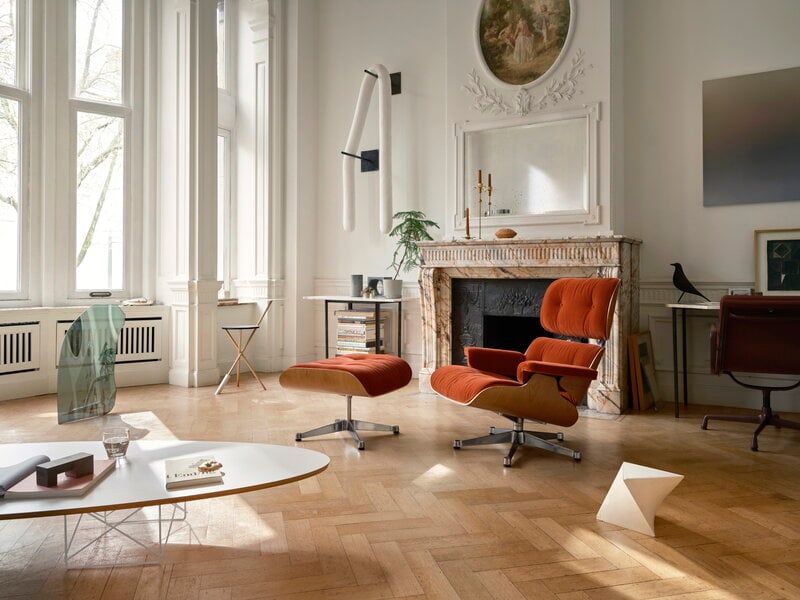 Vitra Eames Lounge Ottoman, cherry - Calma brandy 07, decoration image