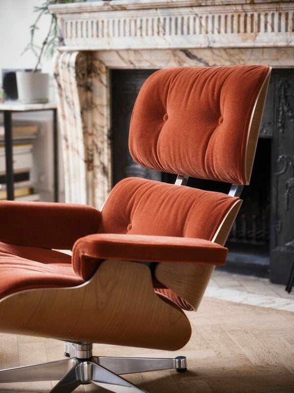 Vitra Eames Lounge Chair, new size, cherry - Calma brandy 07, decoration image