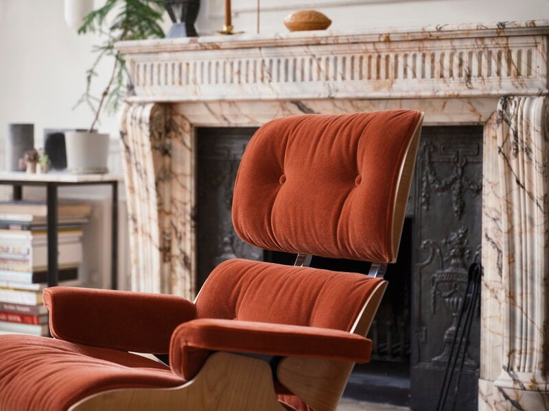 Vitra Eames Lounge Chair, new size, cherry - Calma brandy 07, decoration image