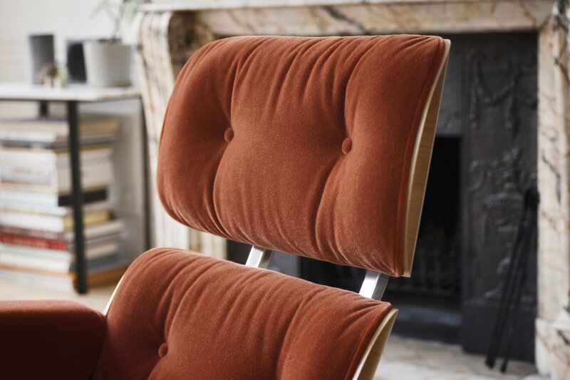 Vitra Eames Lounge Chair, new size, cherry - Calma brandy 07, decoration image