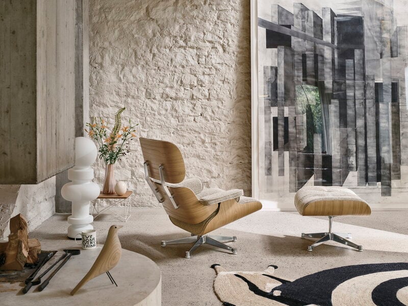 Vitra Eames Lounge Chair & Ottoman, new size, chestnut - Nubia cream/sand, decoration image