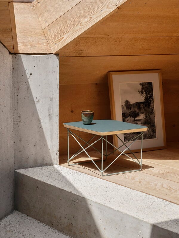 Vitra Table d'appoint Eames LTR, linoléum bleu fumé - bleu ciel, image décorative