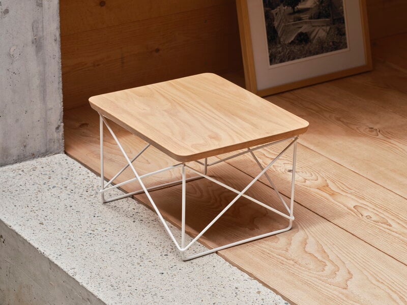 Vitra Table d'appoint Eames LTR, châtaignier - blanc, image décorative