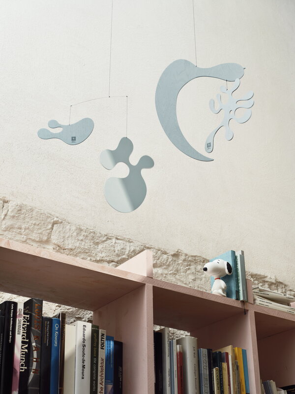 Vitra Plywood Mobile, Modell AL, eisengrau, dekorationsbild