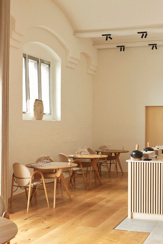 Brdr. Krüger Arkade dining chair, oiled oak - brass - Moss cream, decoration image