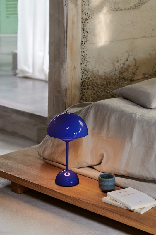 Flowerpot VP9 portable table lamp, cobalt blue