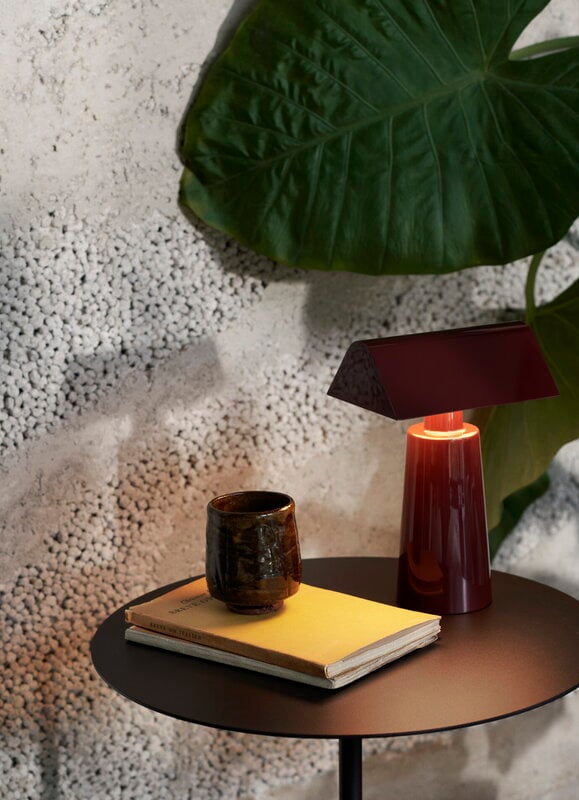 &Tradition Caret MF1 portable table lamp, dark burgundy, decoration image