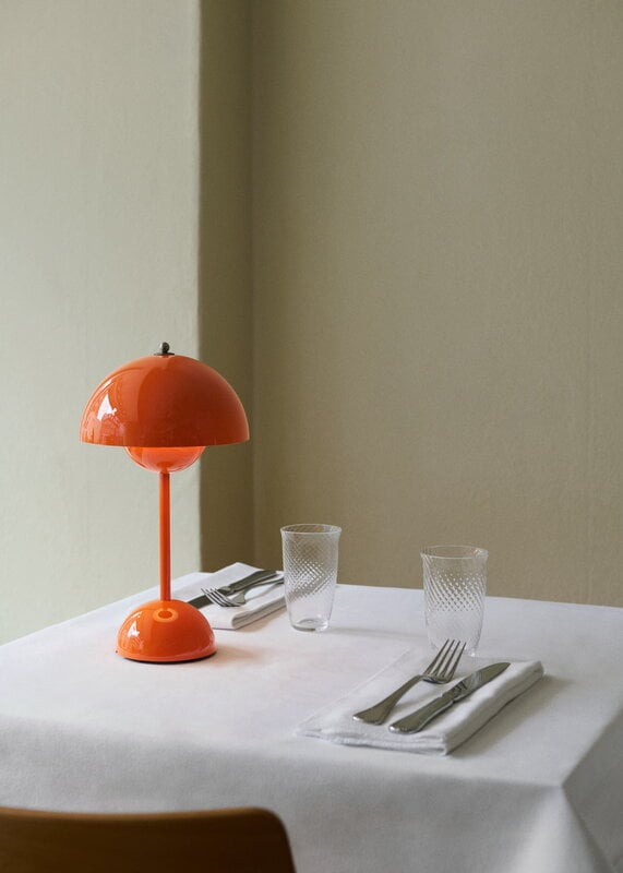 &Tradition Flowerpot VP9 portable table lamp, zesty orange