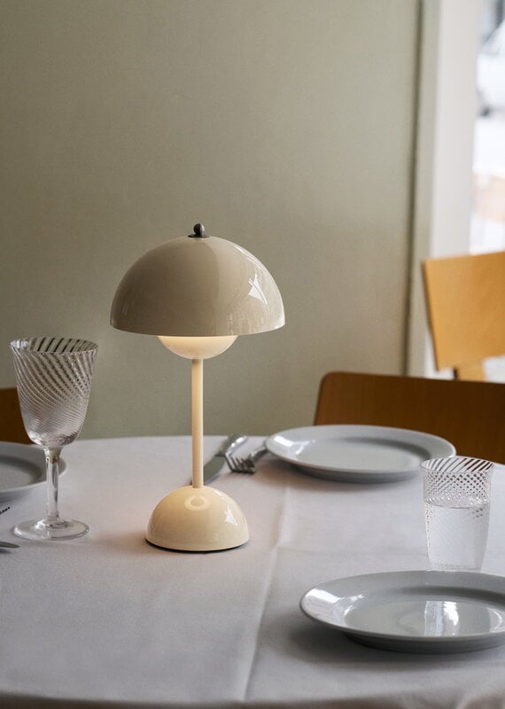 &Tradition Flowerpot VP9 portable table lamp, ivory, decoration image