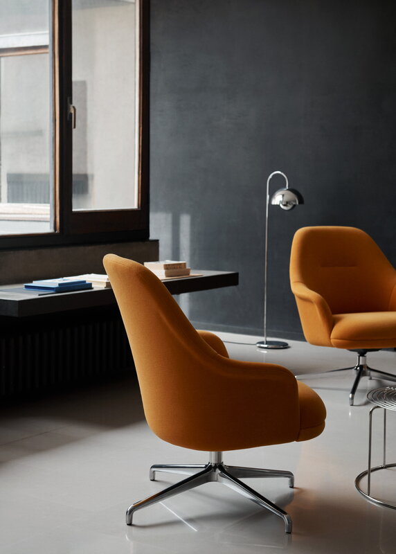 &Tradition Rely HW139 lounge chair, swivel, high-back, polished aluminium -Gentle 0433, view 2